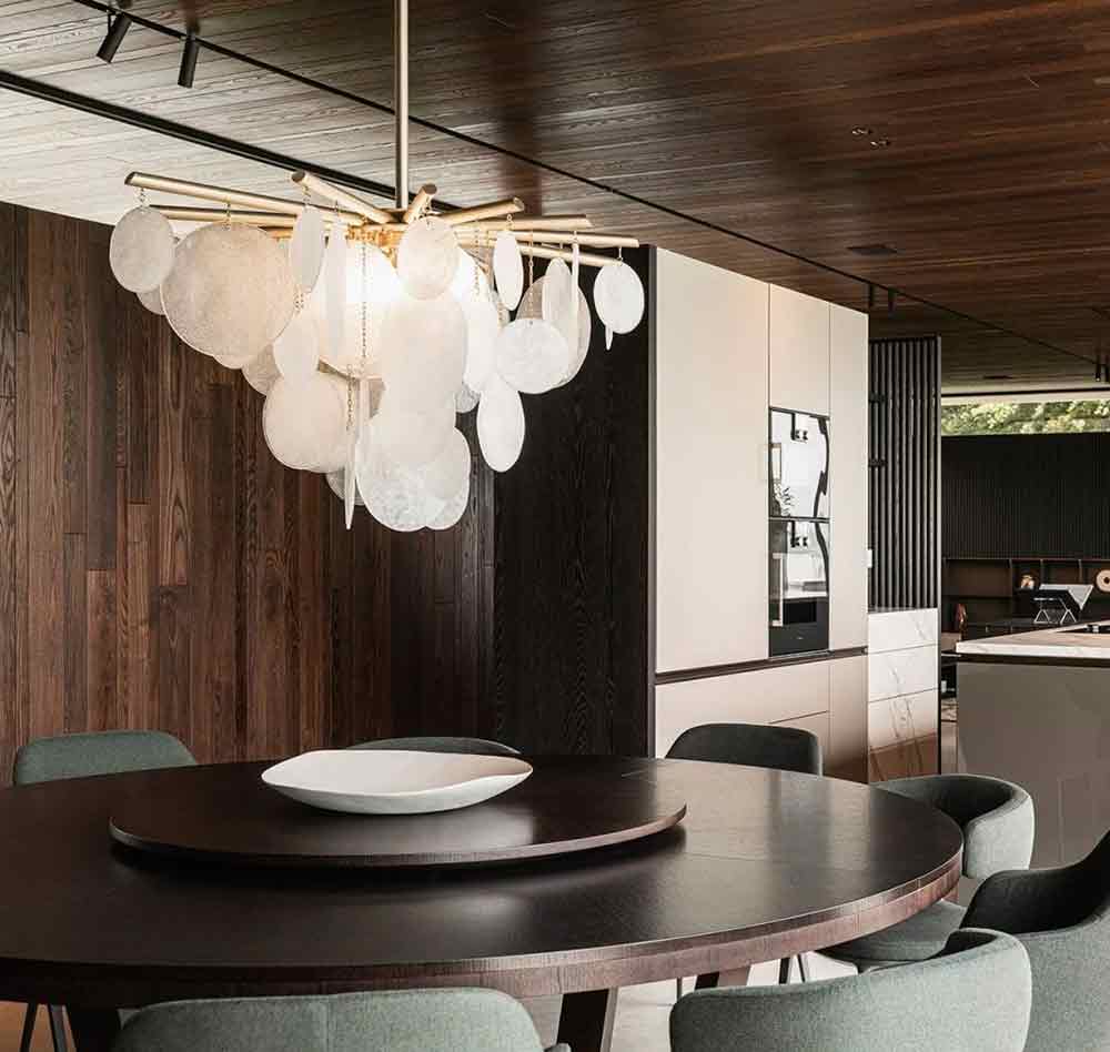 đèn chùm phòng khách trần gỗ