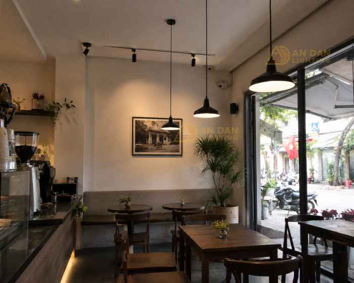 Quán cafe nhỏ lắp đèn thả