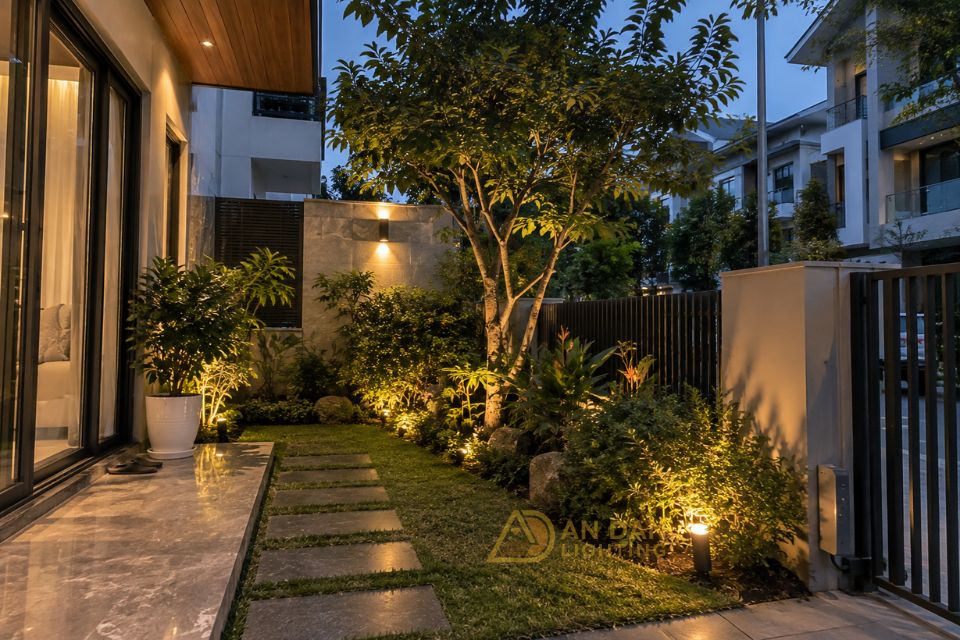 Đèn hắt sân vườn