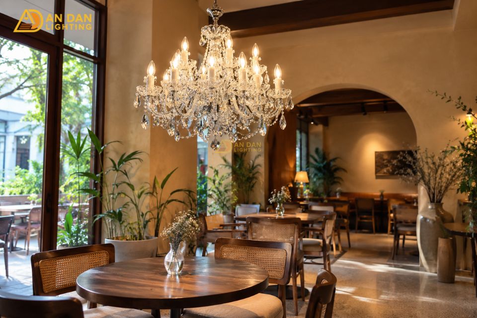 đèn chùm pha lê thả quán cafe